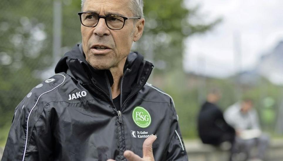 FCSG-Präsident Matthias Hüppi erklärt die Lage des Leaders im aktuellen Trainingslager in Bad Ragaz. Bild: Key