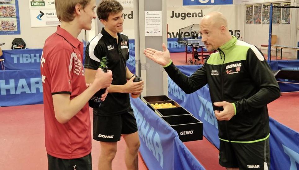Im Gespräch: Pedro Pelz (rechts) mit den Spielern Mauro Schärrer (l.) und Elias Hardmeier. Bild: P. Oesch