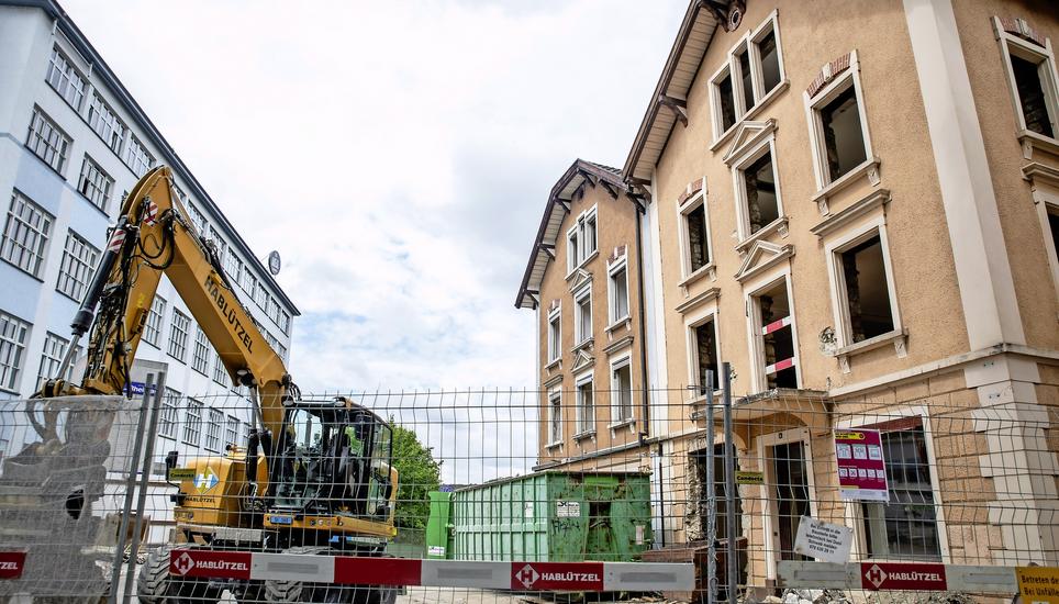 Am Industrieplatz werden derzeit vier Häuser geräumt, in knapp zwei Wochen werden sie zurückgebaut. An ihrer Stelle sollen bis in zwei Jahren 76 neue Wohnungen und Gewerberäume entstehen. Bild: Roberta Fele