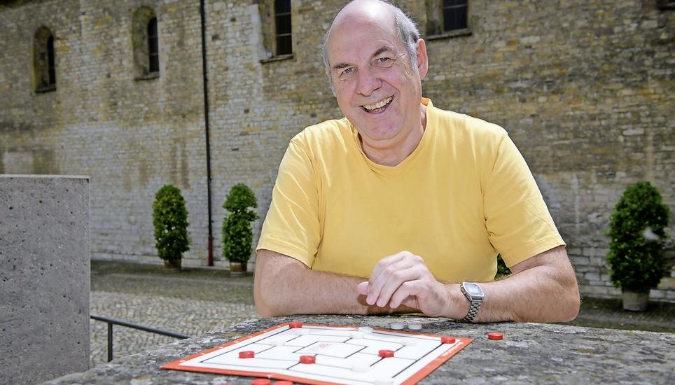 Richard Fischer spielt, seit er Kind ist, Mühle. Vor knapp zwanzig Jahren wurde er zum Mühlemeister gekürt, nun trägt er auch den Grossmeister-Titel. Bild: Michael Kessler