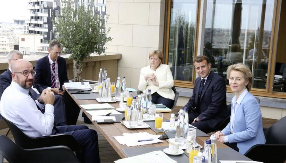 Es sieht gemütlicher aus, als es ist. Charles Michel, Präsident des Europäischen Rates (linke Seite, vorne), die deutsche Kanzlerin Angela Merkel, der französische Präsident Emmanuel Macron und die EU-Kommissionspräsidentin Ursula von der Leyen (rechte Seite, v. l.) in Brüssel. Bild: Key