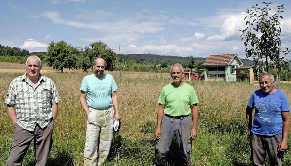 Imker Werner Schellenberg (2.v.l.) vor seinem Bienenhäuschen. Links Revierförster Jakob Gubler, rechts Walter Monhart mit Bruder Richard. Bild: Thomas Brack