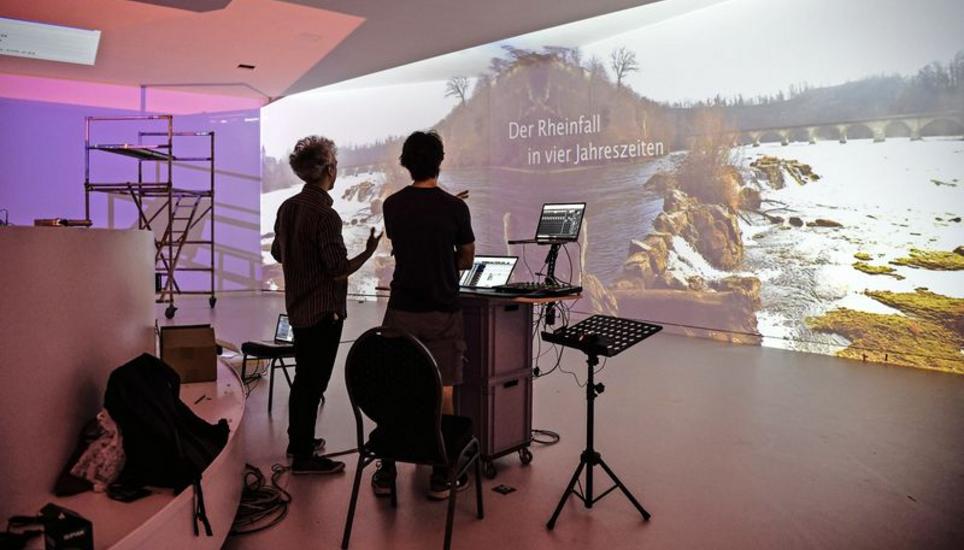 Devon Miles (l.), Spezialist für Immersive Art, und David Bollinger, Tontechniker, programmieren die 90 Speziallautsprecher für die Premiere von «Rhyality». Bild: Melanie Duchene