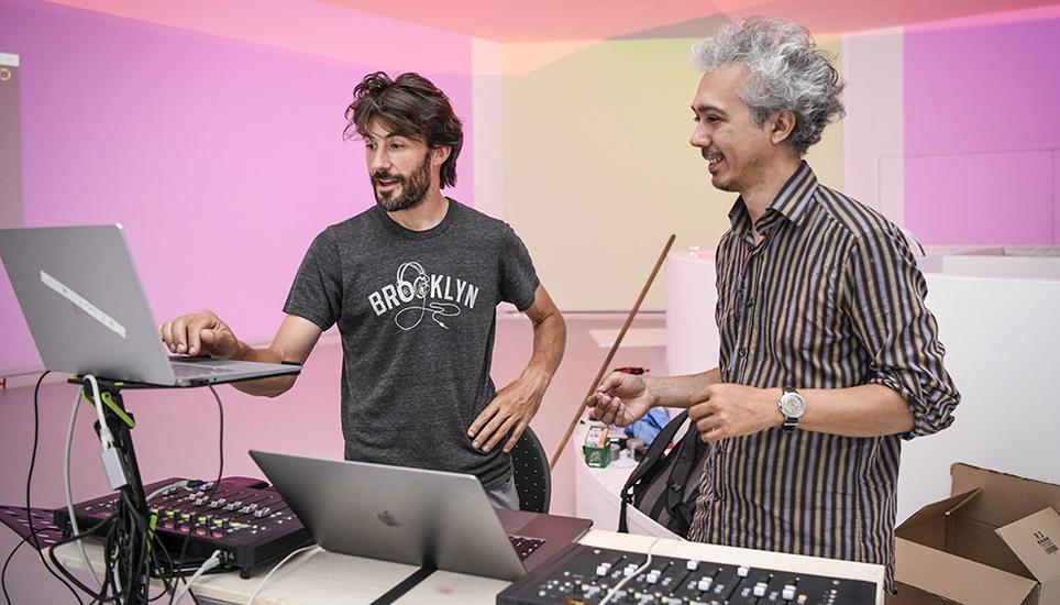 Dewon Miles, rechts, und David Bollinger, Tontechniker, bei der Arbeit im Rhyality Immersive Art Hall. Bild: Melanie Duchene