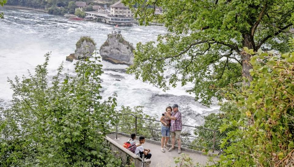 Im Juli kamen viele Touristen mit dem Auto nach Neuhausen, Bustouristen lassen weiter auf sich warten. Bild: Melanie Duchene