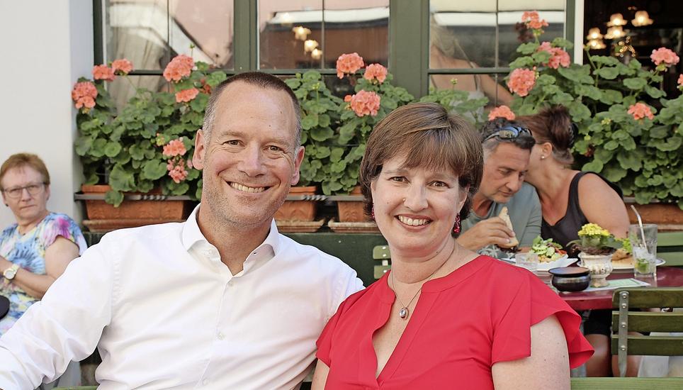 Matthias Wipf und Prisca Huguenin-dit-Lenoir im «Vordergässli», ihrem «verlängerten Wohnzimmer», wie sie es bezeichnen. Die zwei wohnen an der Vordergasse. Bild: Marielle Heeb