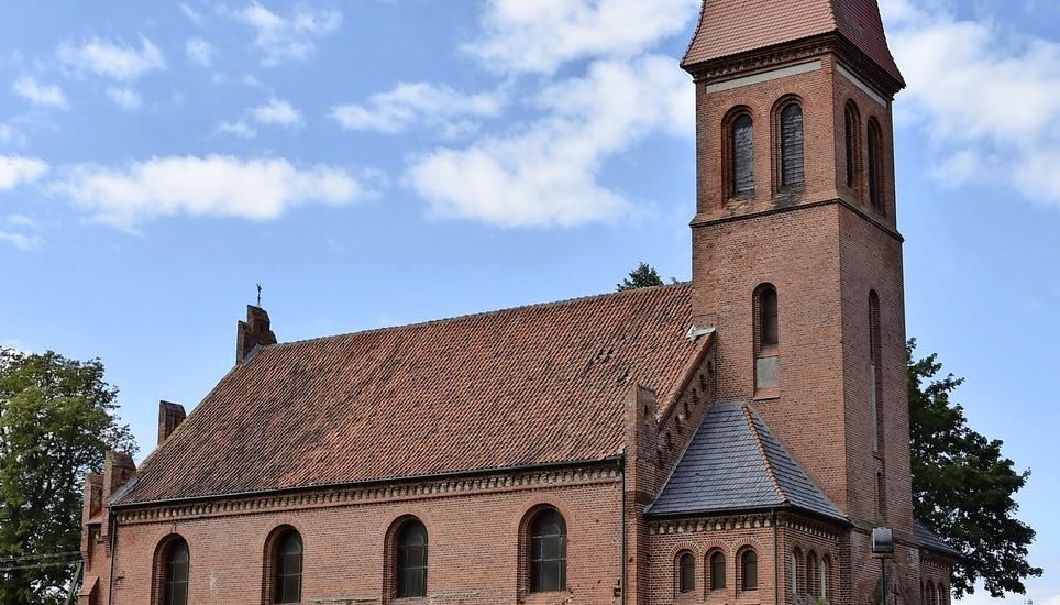 Die Kirche von Vilkyškiai (Willkischken) im ehemaligen Memelland im heutigen Litauen ist restauriert und wird wieder regelmässig benutzt. Während der Besatzung durch die Sowjetunion war die Kirche eine Getreidescheune. Bilder: Alfred Wüger