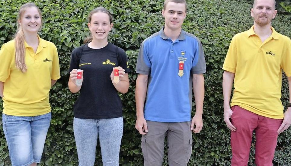 Die Ehrung: SHKSV-Nachwuchschefin Céline Depeder (l.) mit den Siegern Ramona Hauser und Simon Werner sowie SHKSV-Präsident Pascal Herren. Bild: zvg