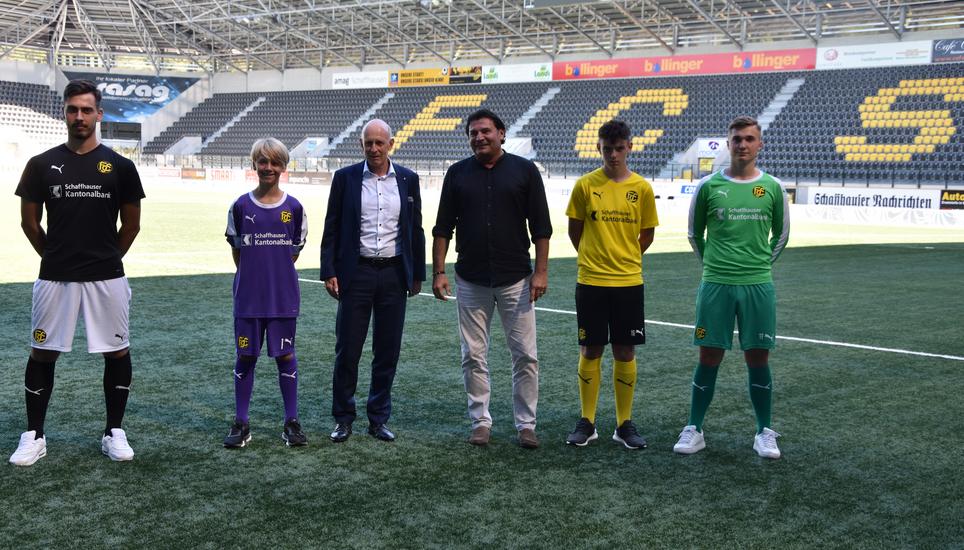 Nachwuchsspieler des FCS präsentieren ihre neuen Trikots. Bild: Daniel F. Koch