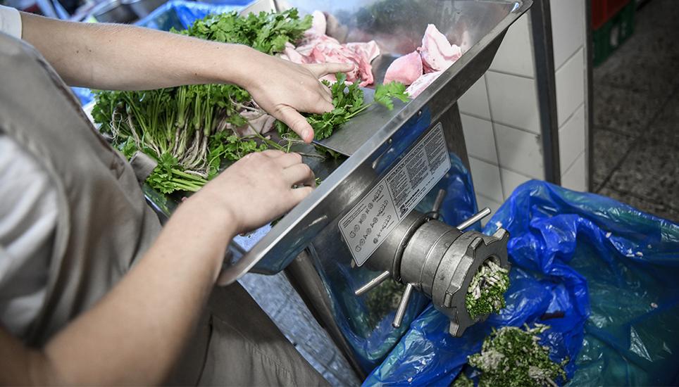 Nicht nur Fleisch, sondern auch die richtige Kräutermischung gehört zu einer Wurst. Bild: Melanie Duchene