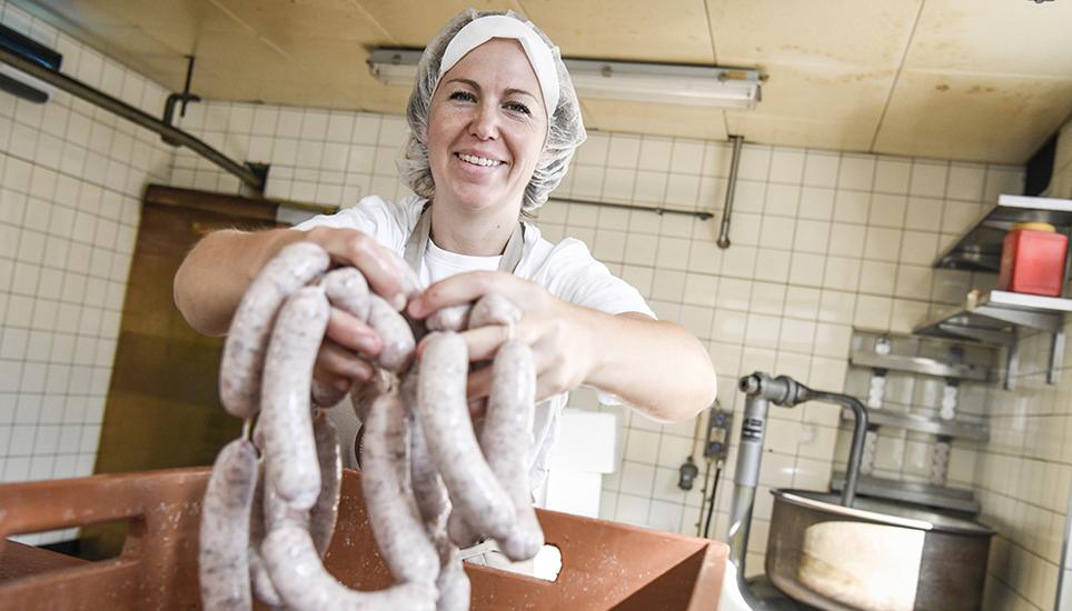 Kristina Zerr hält hier gerade ein paar der fertigen Salsiccias in der Hand. Bild: Melanie Duchene