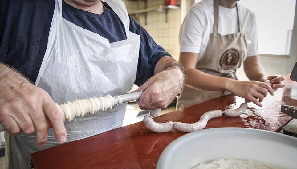 Feinarbeit: Die Herstellung von Würsten erfordert viel Geschick. Bild: Melanie Duchene