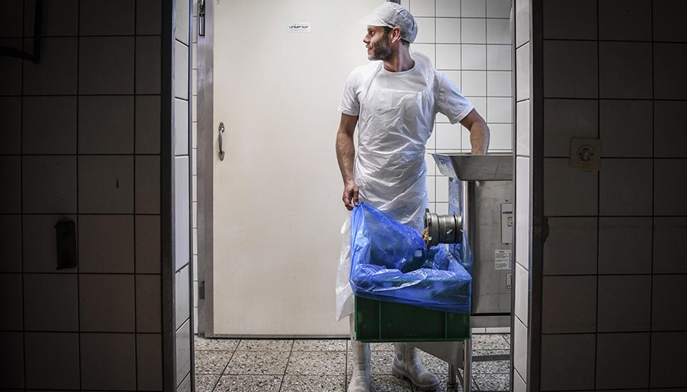Die meistverkauftesten Würste, so Markus Bühler, sind unter anderem die Thai-Wurst, die Salsiccia und die Zwiebel-Bier-Wurst. Bild: Melanie Duchene