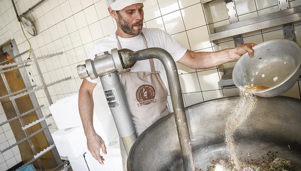 Mit viel Sorgfalt wird an den Rezepturen der Würste getüftelt. Bild: Melanie Duchene