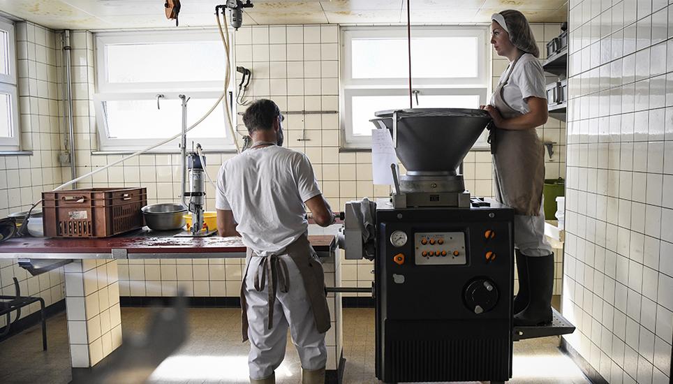 Durch den Fleischwolf gedreht: Das «Wurstmacher»-Team in Aktion. Bild: Melanie Duchene