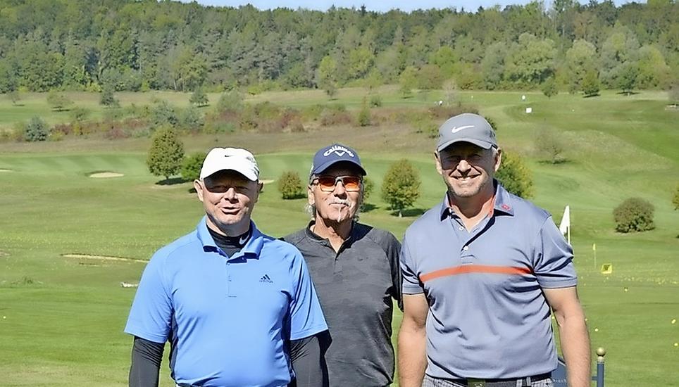 Sie versuchen den Jungen auch dieses Jahr bei den Schaffhauser Golfmeisterschaften auf dem selektiven Platz von Steisslingen wieder ein Schnippchen zu schlagen (v.l.): Kurt Koch-Cadosi, Hansruedi Toggenburger, Michael Seubert.
Bild: zvg