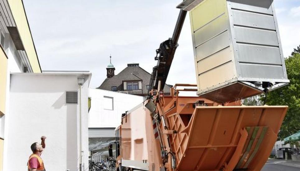 Die neuen Unterflurcontainer neben der Neuhauser Rhyfallhalle werden per Fernbedienung geleert. Bild: Saskia Baumgartner