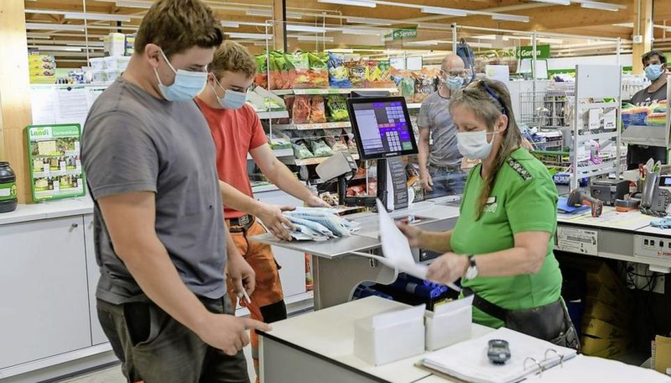 Im Landi in Marthalen hat man sich bereits an die Maskenpflicht gewöhnt. Man setzt hier auch auf die Eigenverantwortung der Kunden und der Angestellten.