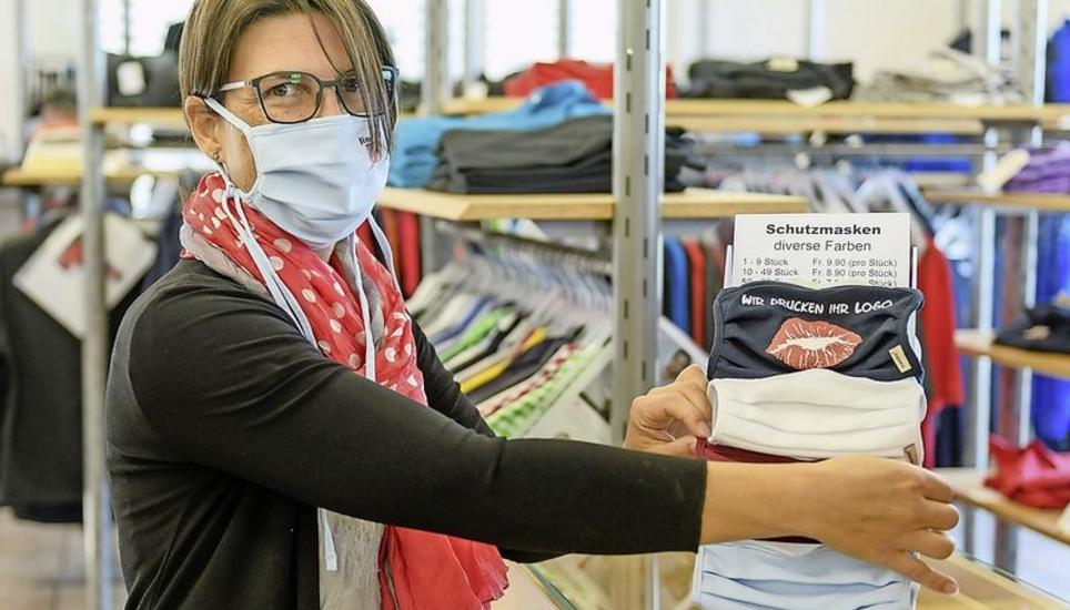 Claudia Perroulaz von Jim Bob in Marthalen: «Bei uns ist die Situation speziell. Wir haben im Laden Maskenpflicht, im Bereich, wo wir Textilien bedrucken, jedoch nicht.»