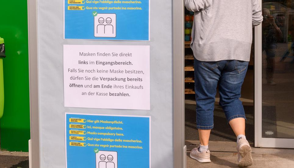 Ein Hinweisschild vor einem Laden.