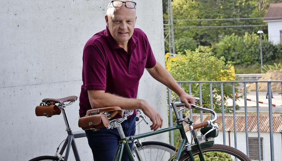 oland Althaus mit den beiden Velos, die er mit viel Aufwand selbst restauriert hat. Bild: Jurga Wüger