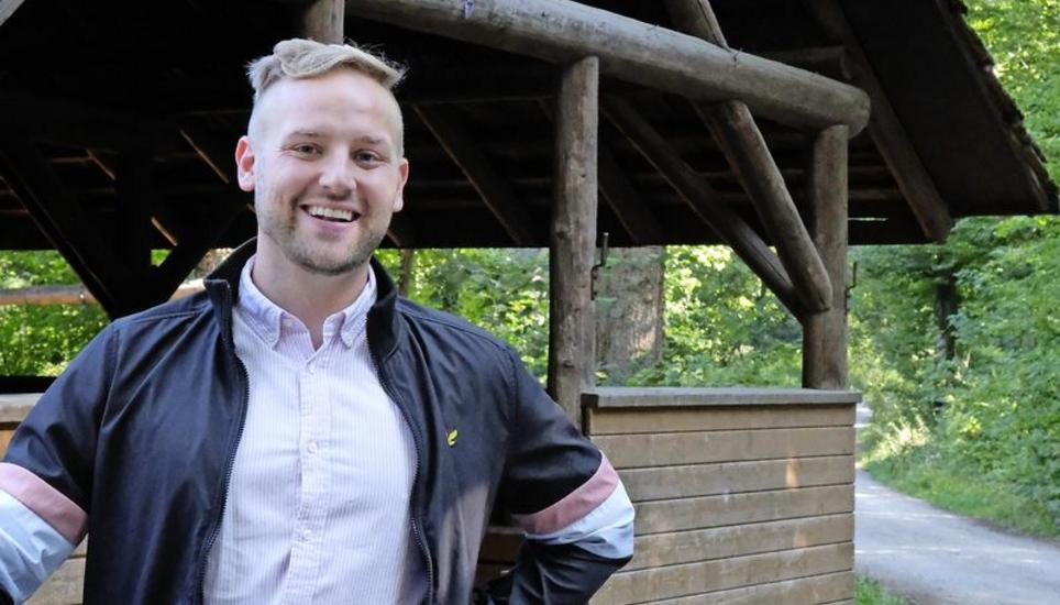 Grosse Veränderungen im Sinn: der Wiler Gemeinderat Caspar Briner vor der Waldhütte Riederen. Bild: Alexander Joho