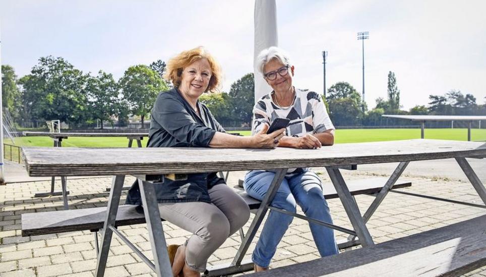 Elisabeth Rothen (l.) ist Teil des sechsköpfigen Expertenteams, das sich um die technischen Belange rund um die App kümmert. Sozialgerontologin Susanne Blum hat das Projekt initiiert. Bild: Melanie Duchene