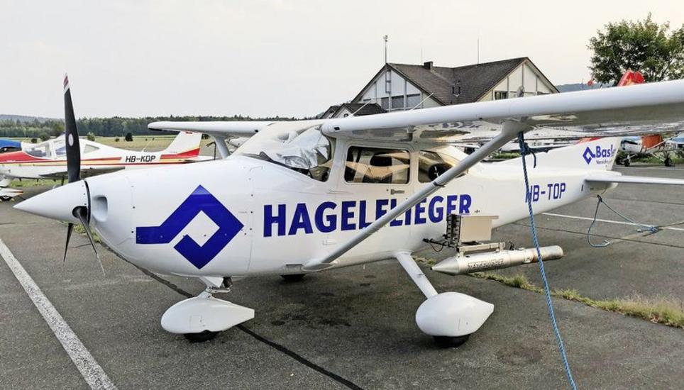 Der Hagelflieger, der von der FK Aviation betrieben wird: Eine leicht modifizierte Cessna 182. Sichtbar einer der beiden Zerstäuber für die Silberiodid-/Aceton-Mischung, darüber die Box für die Hagel-Raketen (acht pro Seite). Bild: zvg/ FK Aviation