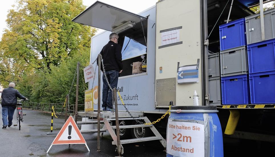 Beliebt, da praktisch: Das Sonderabfall-Mobil des Kantons Zürich (hier in Winterthur-Wülflingen). Bild: Alexander Joho