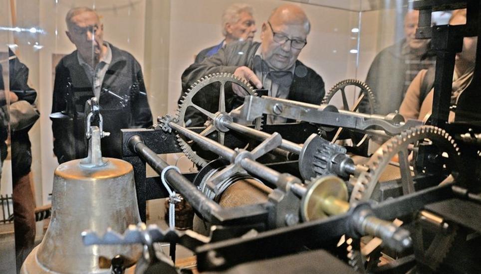 Hans Schwaninger demonstriert das frisch restaurierte Uhrwerk. Bild: tkü