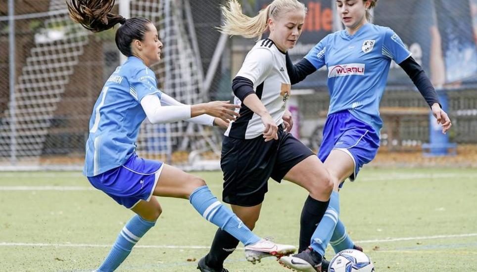 Nadine Kaninke von der SV Schaffhausen (Mitte) setzt sich im defensiven Mittelfeld gegen zwei Spielerinnen von Elgg/Wiesendangen durch. Ihre Kolleginnen und sie behalten nach 90 Minuten die Oberhand. Bild: Roger Albrecht
