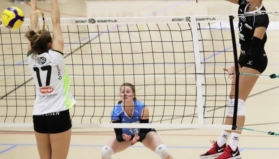 Korina Perkovac (r.) smasht an Rudy Renk Ilic (17) vorbei, unten verteidigt Lara Hasler. Bild: Werner Schläpfer