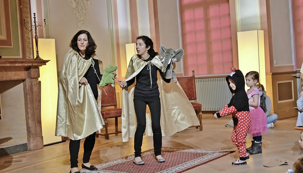 Im Zauberland des Drachens angekommen, begegnen Pianella (Eliane Michno, l.) und Sonarelli (Doris Wildberger) vielen bekannten Figuren aus Märchen und Kindergeschichten. Bild: Jurga Wüger