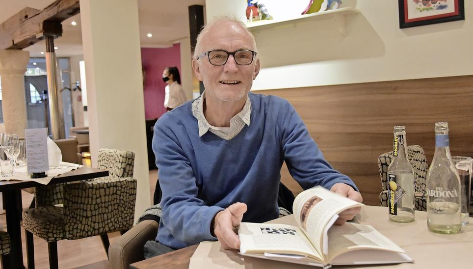 Der Stammheimer Musiker und pensionierte Lehrer Koni Ulrich blättert in seiner Autobiografie. Bild: Jurga Wüger