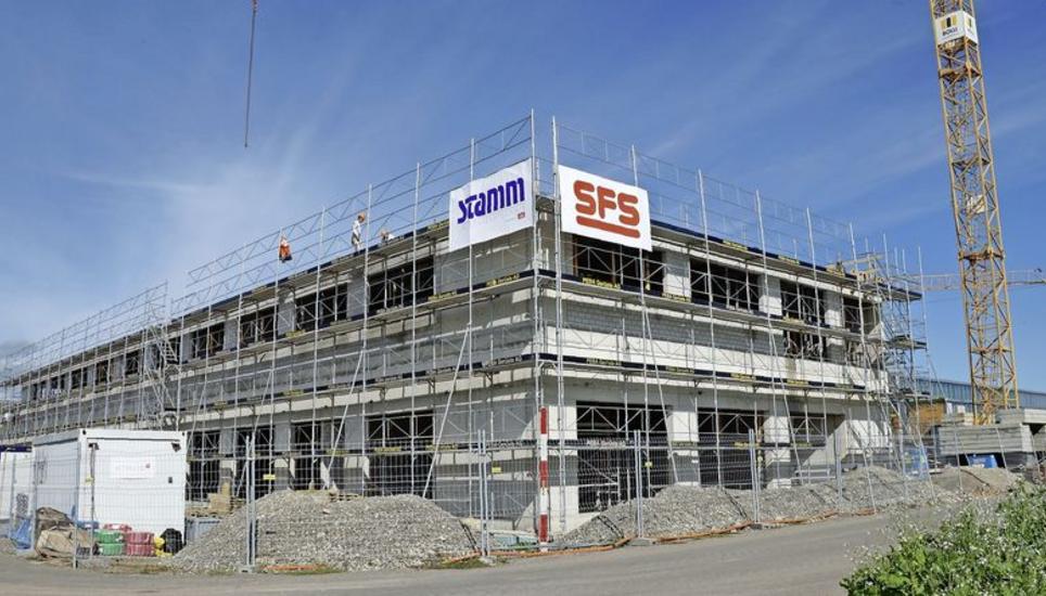 In diesen neuen Massivbau wird die Hallauer Stamm AG den Bereich Werkzeugbau sowie Büroräumlichkeiten integrieren. Direkt dahinter befinden sich die neuen Stahlhallen für die Produktion und das Fertigteillager sowie das bestehende Firmengebäude. Bild: zVg