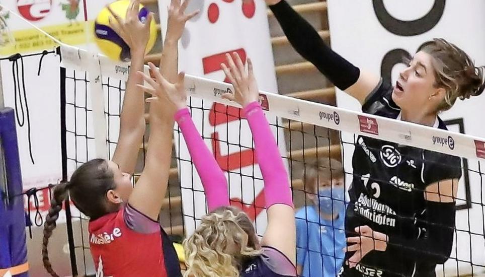 Wiebke Silge (r.) mit vollem Einsatz gegen den Block des VBC Val-de-Travers. Bild: Werner Schläpfer