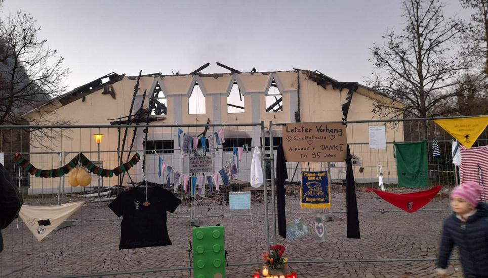 Die traditionsreiche und am Dienstagmorgen niedergebrannte Scheffelhalle in Singen erfährt viel Anteilnahme. Bild: Bettina Fele