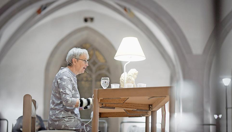 Die Erzählerin Marianne Leu-Uehlinger, Tochter des Schaffhauser Mundartautors Otto Uehlinger, las in der Kirche St. Johann die Weihnachtsgeschichte nach Lukas, die der Wilchinger Hans Ritzmann in die Mundart übersetzt hatte. Bild: Melanie Duchene