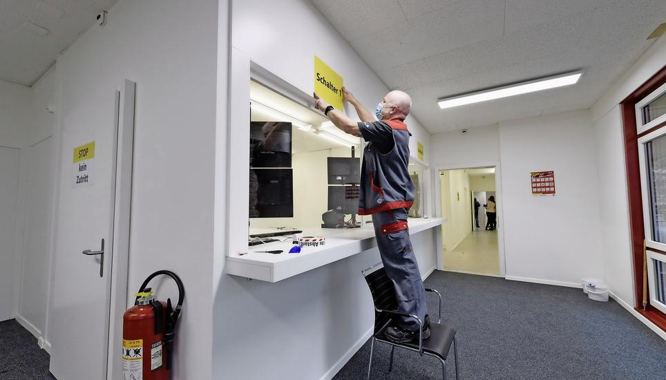 Gestern noch wurden die letzten Markierungen im neuen Kantonalen Corona-Abklärungszentrum angebracht. Bild: Michael Kessler