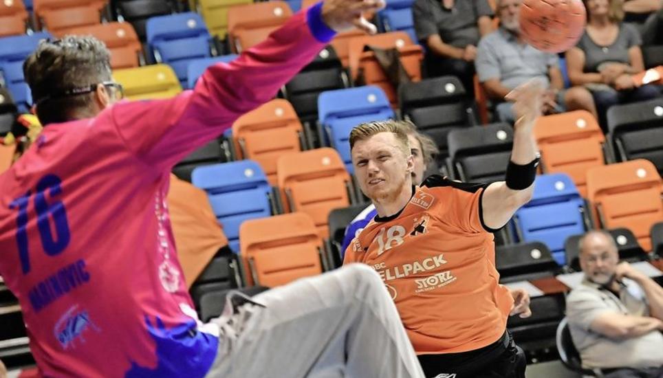 Mit viel Mut und Kampfgeist müssen die Kadetten, hier Max Gerbl gegen Marinovic, aus der Zwangspause heraus. Bild: M. Kessler