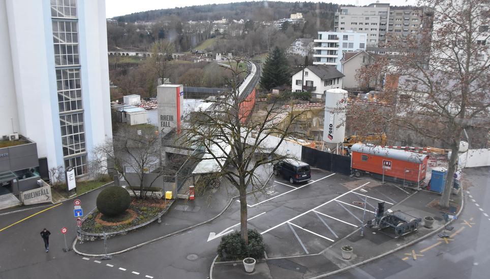 Die Parkflächen sollen einer Begegnungszone weichen. Bild: Mark Liebenberg