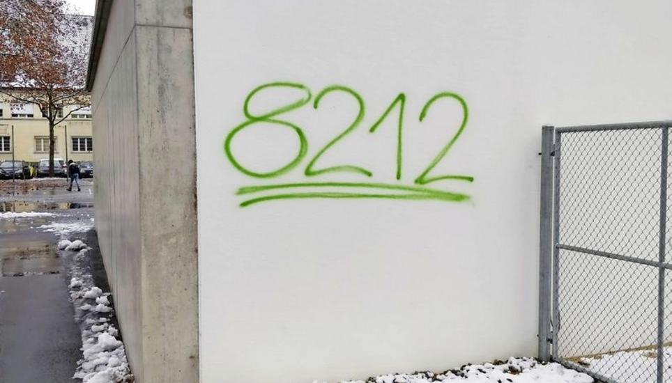 In Neuhausen werden seit einigen Wochen Sachbeschädigungen festgestellt, hier ein Graffiti am neuen Erweiterungsbau des Schulhauses Kirchacker im Ortszentrum. Bild: zvg