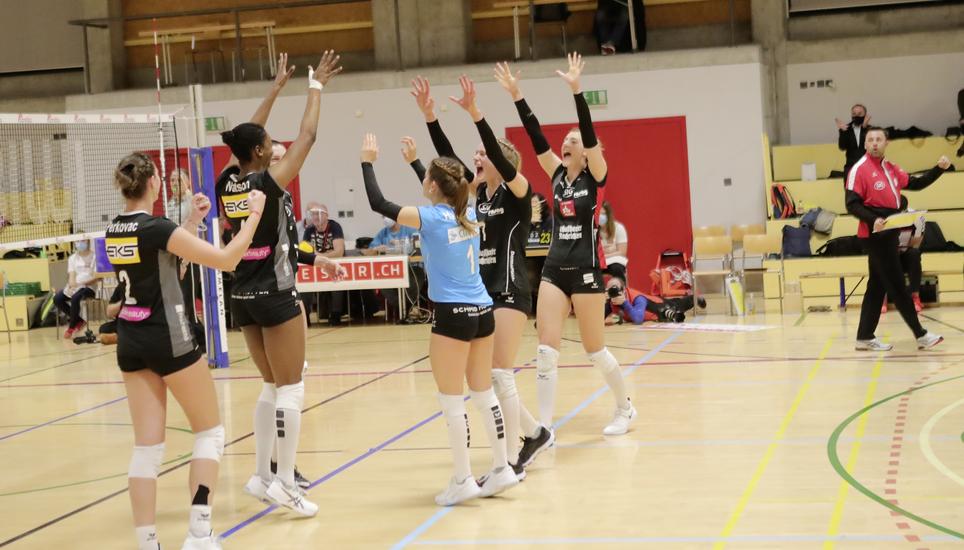 Herzhaft bejubeln die Kanti-Spielerinnen einen Punktgewinn beim 3:1 im Spiel bei Franches-Montagnes. Bild: Werner Schläpfer