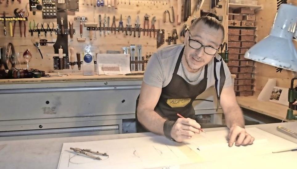 In seiner Schuhmacherwerkstatt entwirft und fertigt Domenico Di Cinque auch verschiedenste Lederaccessoires. Bild: tgü