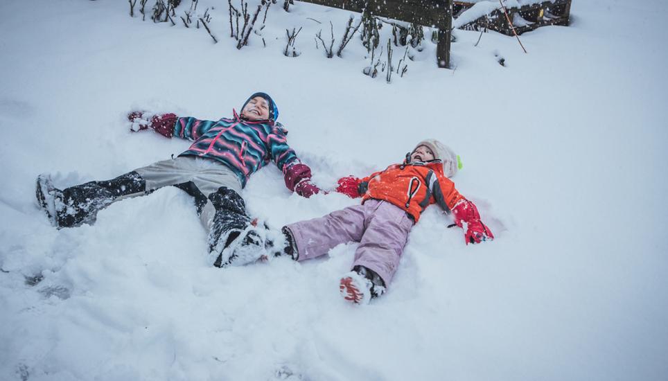 Jeder, der Neuschnee sieht, hat doch die gleiche Idee wie diese Kinder, oder? Bild: Roberta Fele