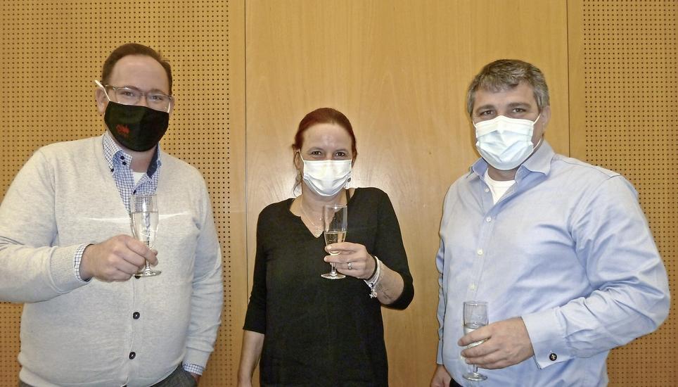 Keine Präsidentinnenfeier, aber immerhin maskiertes Anstossen auf Cornelia Dean, die den Rat durchs nächste Jahr führt, zusammen mit Roman Suter (r.) und Claudio Götz. Bild: Ursula Junker