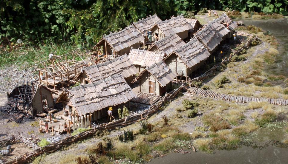 So ähnlich könnte die jungsteinzeitliche Pfahlbausiedlung in der Nähe von Thayngen ausgesehen haben. Bild: zvg