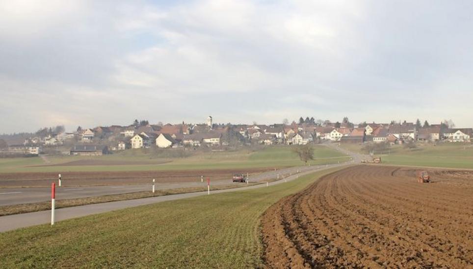 In Truttikon, der zweitkleinsten Gemeinde im Bezirk, ist der Anteil der weiblichen Bevölkerung am grössten. Archivbild: Roland Müller