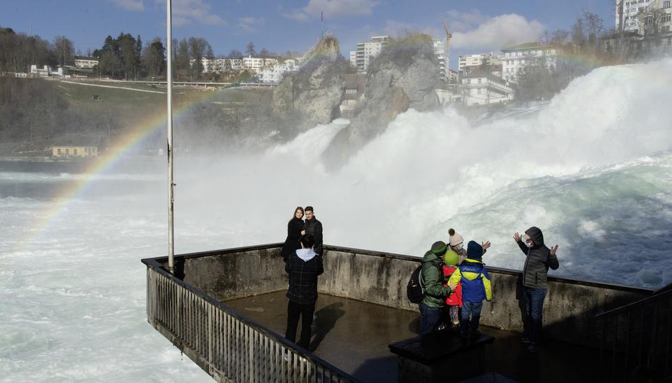 Posieren fürs Selfie mit Wassermassen- und Regenbogenhintergrund. Am Samstag war auf beiden Seiten einiges los. Die Besucher kamen aus der ganzen Schweiz. Bilder: Selwyn Hoffmann