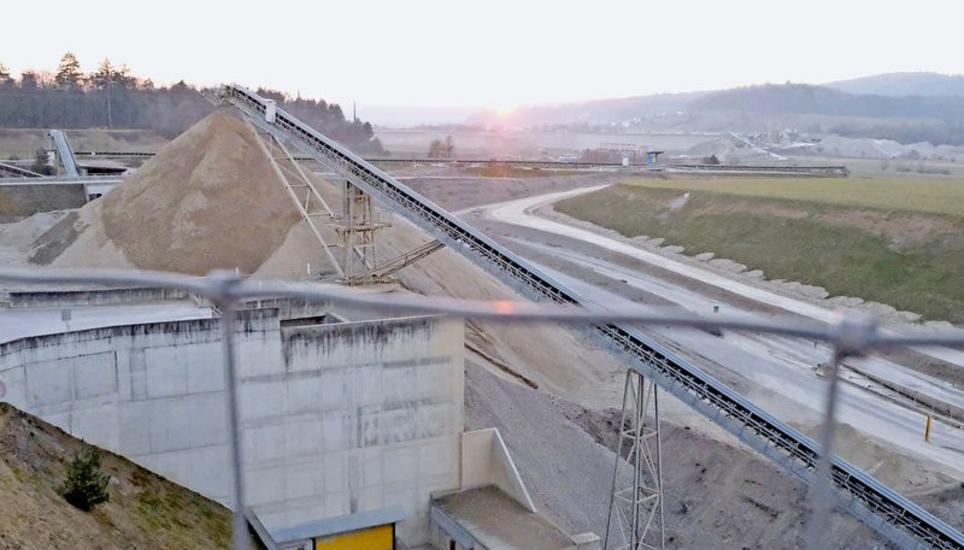 Die «Mondlandschaft» im unteren Rafzerfeld soll mit der Zeit verschwinden: Eines der vielen Kieswerke auf dem Gemeindegebiet von Wil. Bilder: Alexander Joho
